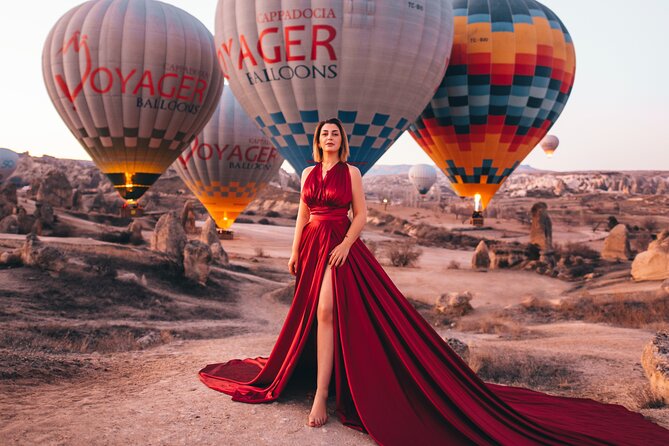Cappadocia Photo Shoot (Cappadocia Photographer) - Love Valley portraits, classic framing with balloons in the background