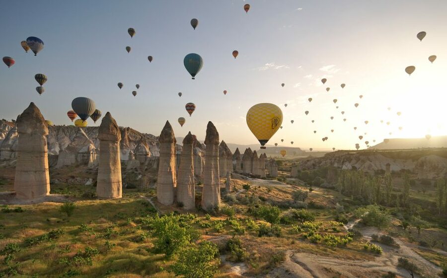 Goreme: Sunrise Hot Air Balloon Flight over Cappadocia - Pre-Flight Snacks, Pilot Briefing, and What the Basket Experience Is Like