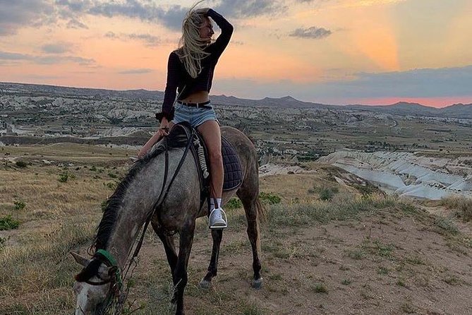 Sunset Horsebackriding-Tour through the Valleys of Cappadocia - Sunset Point: the short walk-off moment that makes photos work